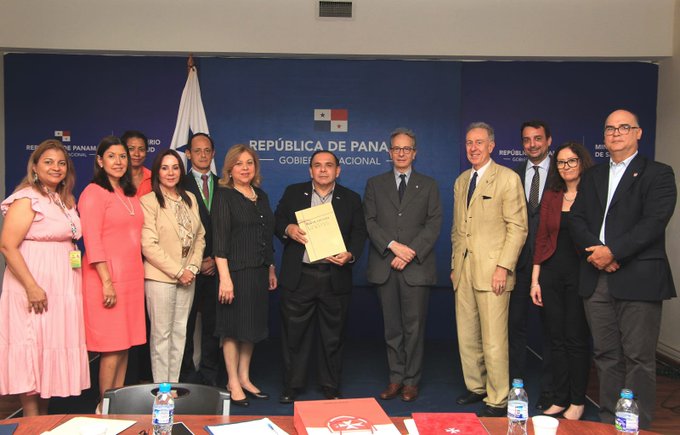 Gran Hospitalario de la Orden de Malta se reúne con autoridades de salud de la República de Panamá.